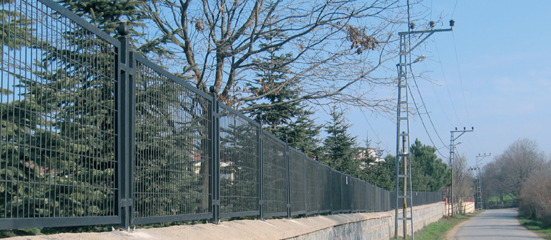 Endüstriyel alanda panel çit uygulaması