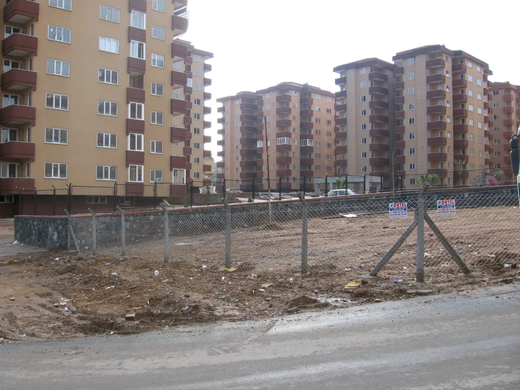 Beton Direkli Örgü Telli Çit Uygulamaları uygulama görseli 3