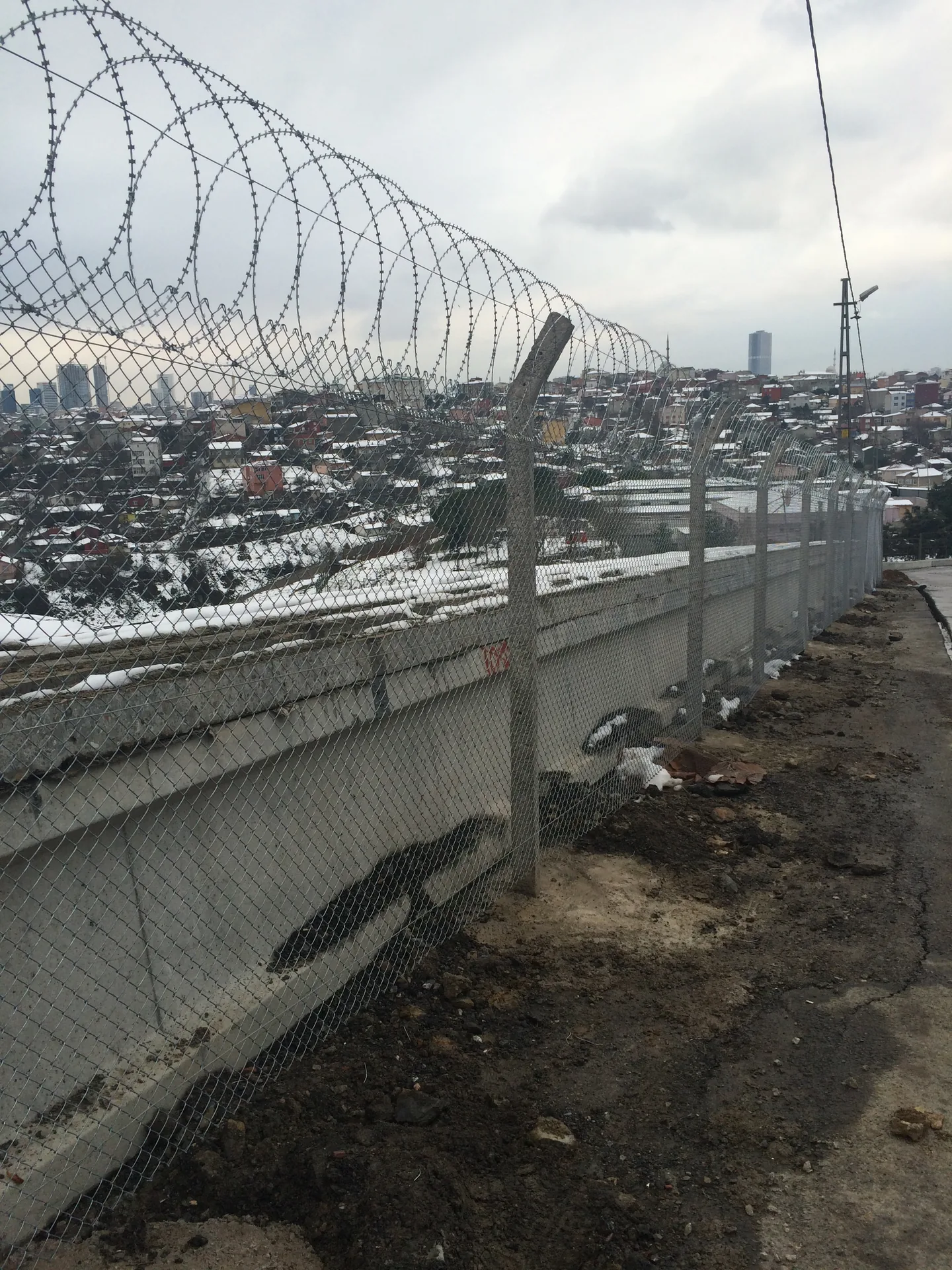 Beton Direkli Örgü Telli Çit Uygulamaları uygulama görseli 16